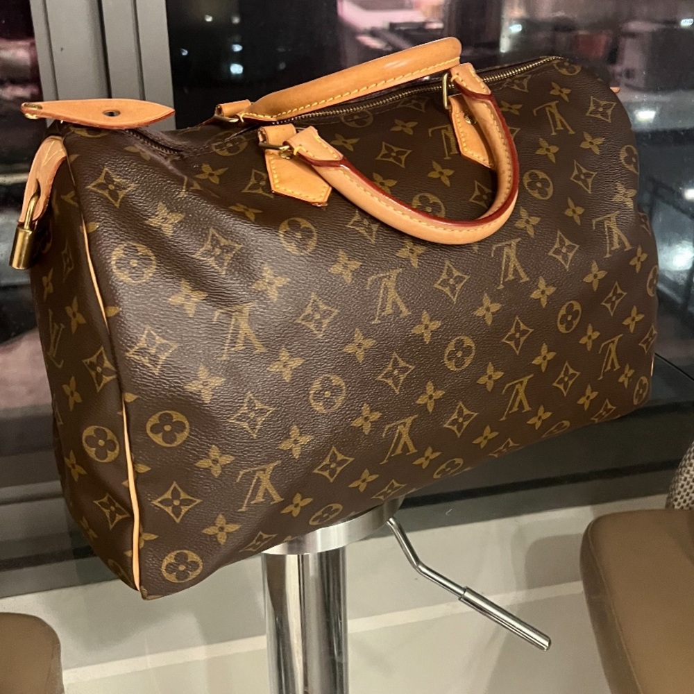 LOUIS VUITTON 
Monogram Speedy